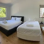 Studio House Unit In Dundas Valley