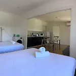 Studio House Unit In Dundas Valley