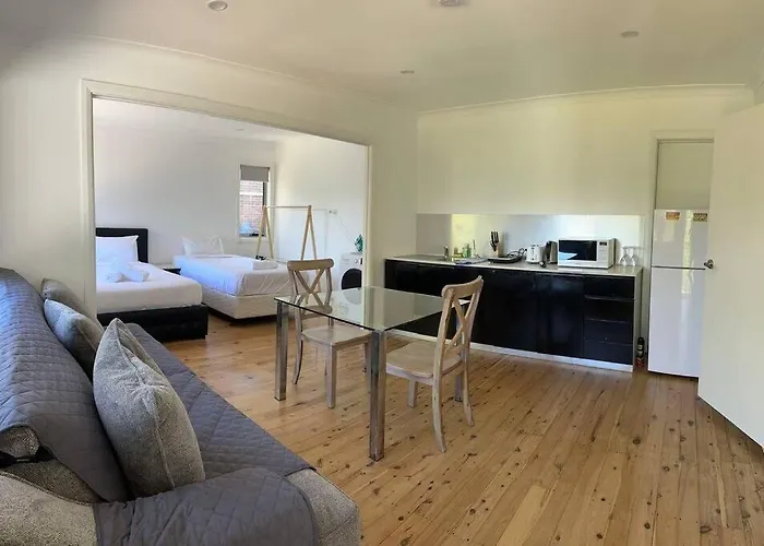 Studio House Unit In Dundas Valley